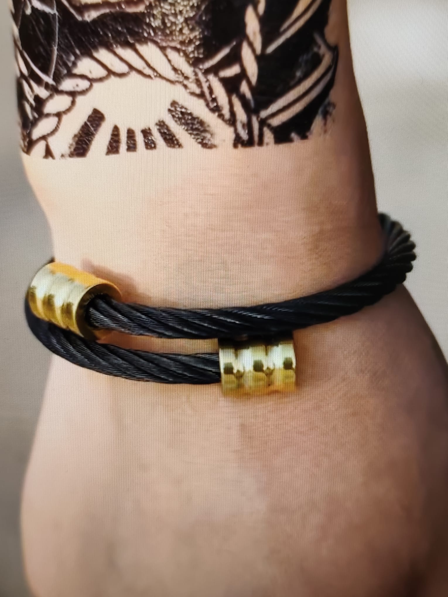 Pulsera de acero inoxidable de Cable Negro con Terminales Chapado en Oro